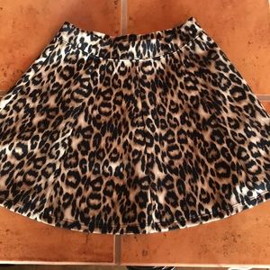 ⬇️ Forever 21 leopard 🐆 skirt!